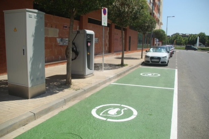 Puntos de recarga para coches eléctricos en el barrio de Balàfia de Lleida.