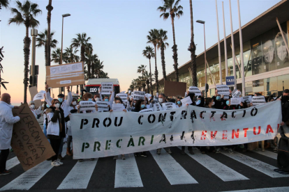 Protesta a l’Hospital del Mar - Desenes de treballadors de l’Hospital del Mar de Barcelona van protestar ahir per “la mala gestió del centre”. Asseguren que “estan al límit” i no descarten anar a la vaga. Des del comitè d’empresa v ...