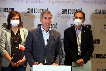 El conseller de Educación, Josep Gonzàlez-Cambray, acompañado de la secretaria de Transformación Educativa, Núria Mora, y el secretario de Centros concertados, Ramon Montes.
