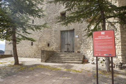 L’entrada al castell de Vergós Guerrejat.