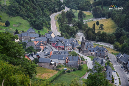 Vista de los tejados de pizarra del pueblo de Aubèrt.