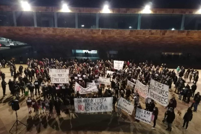 La protesta comenzó con una concentración ante la Llotja.