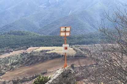 Una de las alarmas instaladas en un bloque de rocas inestable sobre la carretera de Sant Esteve de la Sarga, que da acceso a Mont-rebei. 