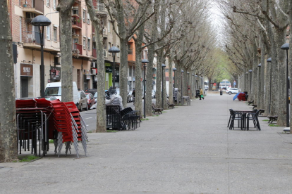 Imagen de sillas y mesas de terrazas de bares apiladas antes de ser colocadas.