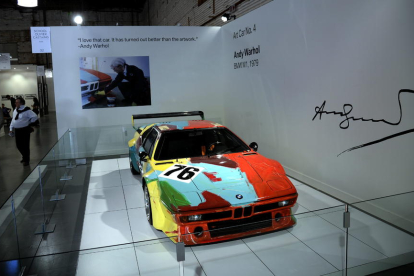 Foto de archivo de un coche customizado por Andy Warhol.