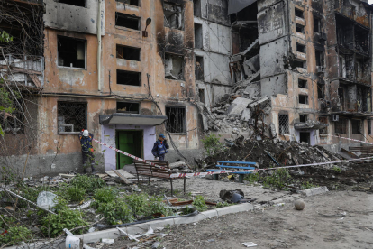 Un militar del ministerio de Emergencias ruso inspecciona una casa destruida en Mariupol.