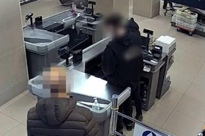 Un mosso fora de servei deté un lladre que amenaçava el treballador d'un supermercat amb un ganivet