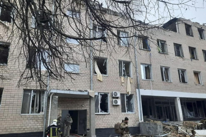 Las secuelas de un bombardeo ruso lanzado contra unas instalaciones militares ucranianas en Kiev.