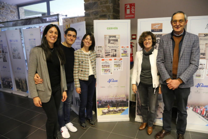 Los representantes de la empresa Cervós, una de las patrocinadoras de la exposición.