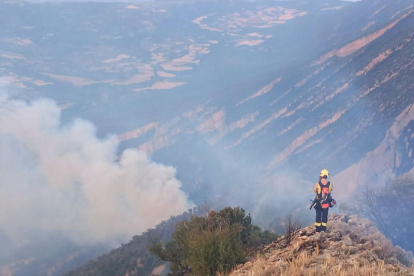 Un bombero observa un fuego en el Montsec, en Àger