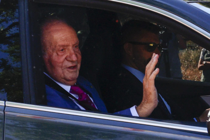 El rei Joan Carles saluda a la seua arribada aquest dilluns al Palacio de la Zarzuela de Madrid, gairebé dos anys després de la seua marxa a Abu Dhabi.