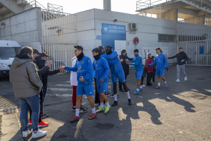 Alguns aficionats van anar a saludar els futbolistes abans de la sessió matinal d'entrenament a l'Annex.