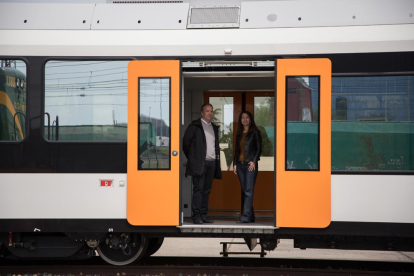 La presidenta de Ferrocarrils, Marta Subirà, visitando la tercera unidad del tren de la línea Lleida-La Pobla, acompañada del jefe de la línea, Emili Monsó.