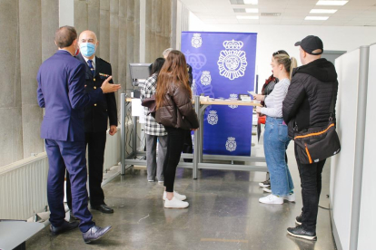 El subdelegat del govern espanyol a Lleida, José Crespín, amb el comissari de la policia espanyola José Manuel García Catalán, supervisant la tramitació de proteccions temporals a refugiats ucraïnesos a la capital del Segrià.