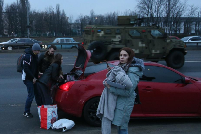 Una familia intenta huir deKiev.