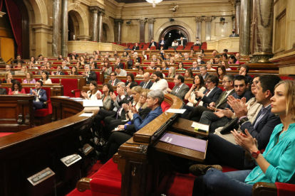 Diputados y diputadas del Parlament aplauden la declaración de la Junta de Portavoces sobre el 'Catalangate'.