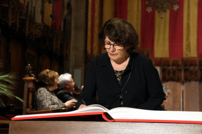 L'escriptora Imma Monsó signa el llibre de Sant Jordi de l'Ajuntament de Barcelona abans del pregó