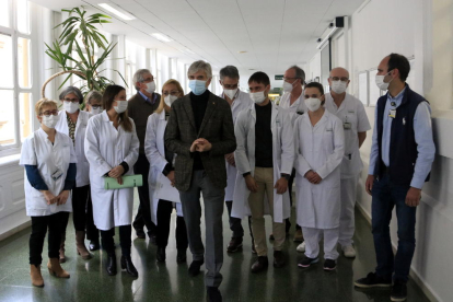 El conseller de Salut, Josep Maria Argimon, amb professionals sanitaris de l'Hospital Clínic en un acte de reconeixement quan fa dos anys que es va confirmar el primer cas de covid-19 a Catalunya.