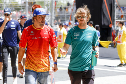 Vettel, con Alonso, durante el Gran Premio de España en el circuito de Montmeló.