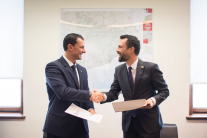 El conseller Torrent y el ministro Gallardo en la firma del convenio de colaboración