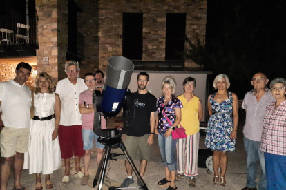 Els participants en la sessió d’Observació a Cal Soldat, al costat de l’astrofísic Kike Herrero.