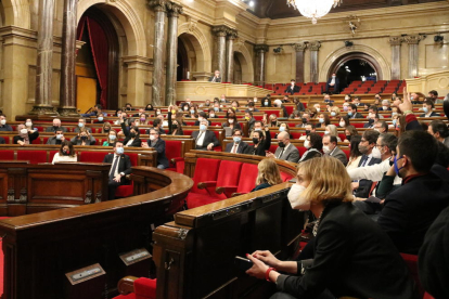 L'hemicicle durant la votació del decret de la modificació de la llei de consultes, amb En Comú Podem indicant el seu vot negatiu en primer pla.