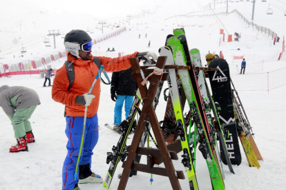 Un hombre dejando sus esquíes en un guardaesquís a la estación de Boí Taüll.