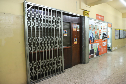 Un operario embala una máquina de venta de billetes para llevársela de la estación, ayer.