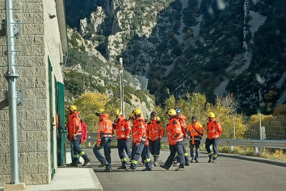 Bomberos en la jornada de trabajo en el túnel de Tresponts. 