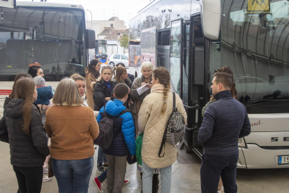 Refugiats empadronats a Tàrrega, a punt de sortir cap a Lleida a sol·licitar la protecció de la UE.