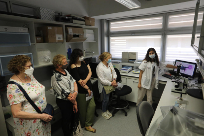 Pacientes, familiares y voluntarios de la Associació contra el Càncer visitaron ayer las instalaciones del IRBLleida. 