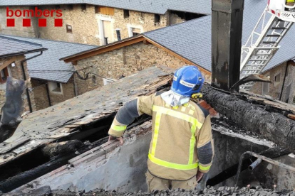 Un bomber treballant a l’edifici afectat.