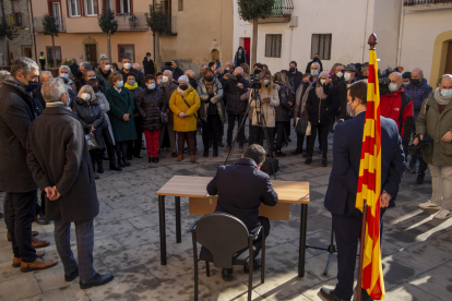 El president de la Generalitat, Pere Aragonès, firma al llibre d’honor de Castelló de Farfanya.