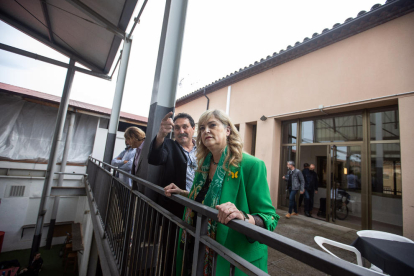L’alcalde de Castelldans, Conrad Llovera, mostra a la consellera el nou edifici.