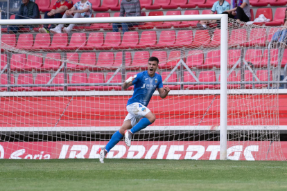 Arnau Gaixas celebra un gol en el estadio de Los Pajaritos de Soria.