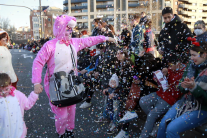Los disfraces vuelven a llenar el desfile de Carnaval de Lleida después de dos años