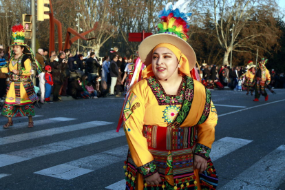 Los disfraces vuelven a llenar el desfile de Carnaval de Lleida después de dos años
