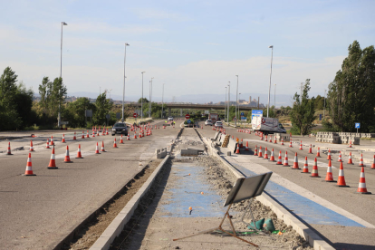 Imagen de ayer de los trabajos en el acceso a la autopista de Lleida ciudad. 