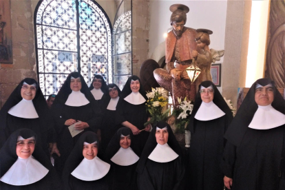 Las Hermanitas de los Ancianos Desamparados durante su visita a la capilla del Peu del Romeu. 