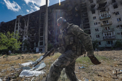 Un militar ruso camina en las ruinas de Severodonestk.