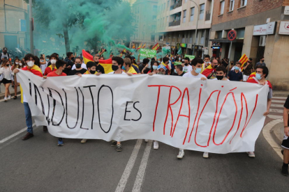 Una pancarta con el lema 'Indulto es traición' encabeza una manifestación contra la medida de gracia a los presos independentistas el 22 de junio del 2021 en Barcelona.