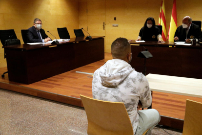 Juzgan a un acusado de violar a una chica en Figueres, gravarlo con vídeo y pedirle dinero para no difundir las imágenes