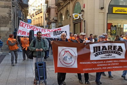 Un moment de la manifestació de Marea Pensionista a l’Eix.