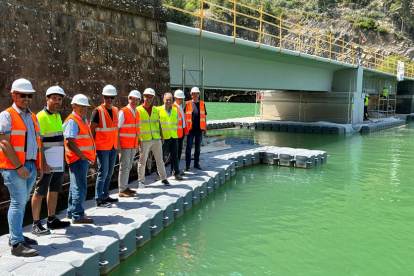 El presidente de la Diputación, Joan Talarn, visitó ayer las obras del puente en Llimiana. 