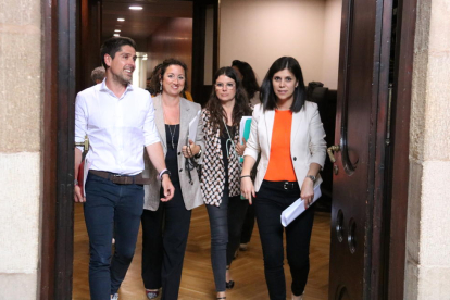 David Cid (ECP), Alícia Romero (PSC), Mònica Sales (JxCat) y Marta Vilalta (ERC) saliendo con un acuerdo para el catalán después de la última reunión.