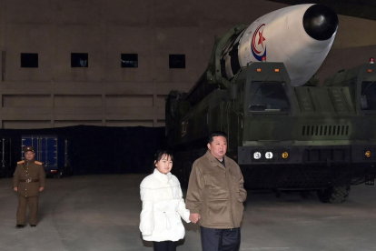 El líder norcoreano pasea con su hija junto a un misil.