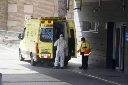 Imagen de archivo de una ambulancia en Urgencias del Arnau.