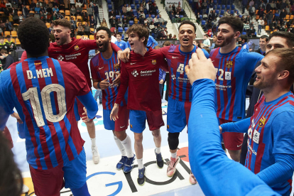 Los jugadores azulgranas, entre ellos Pablo Urdangarin (en el centro con sudadera), celebran el título.