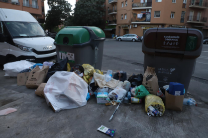 L’abocament d’escombraries fora dels contenidors a la ciutat costa a la Paeria 170.000 euros cada any.