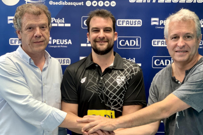 Pere Porta, Jordi Acero y Pep Ribes, tras la firma del acuerdo con el nuevo entrenador.